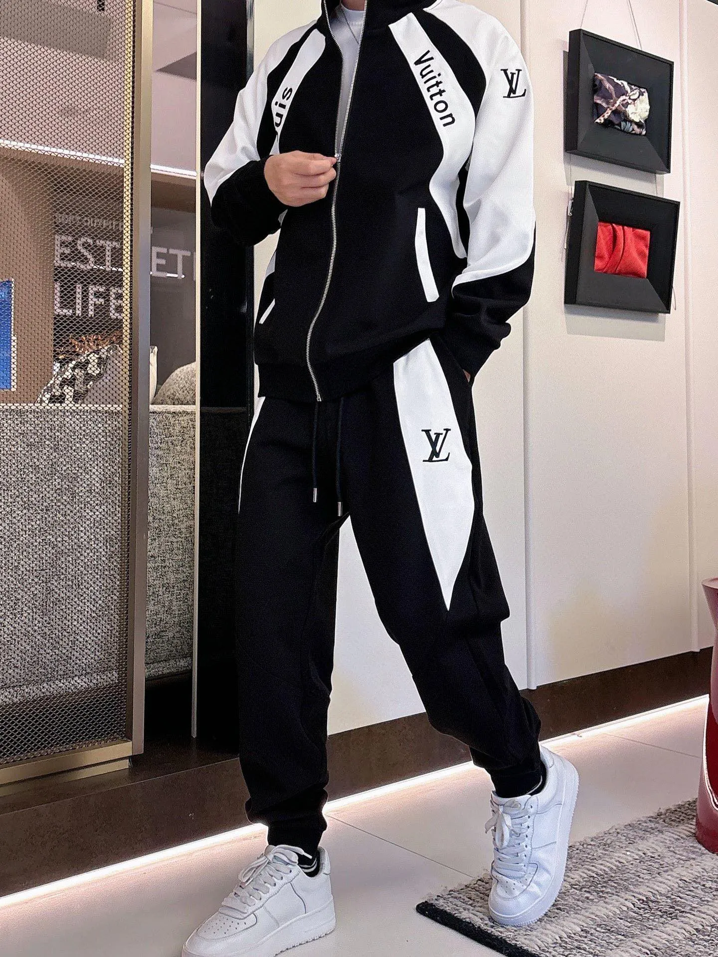 [LV Louis Vuitton] Hot-selling suit is coming. Focus on the original version of the official website. 2025 new hot-selling cardigan and sweatshirt suit. The original order is the best 🇭🇰. It is the meticulous work of top designers. It has a fitting and perfect upper body effect. All-natural high-quality Tencel Roman cotton 100%, close-fitting comfort, noble and elegant! Original hardware embodies elegance and nobility! Counter size: M-3XL (maximum wear up to 190 pounds)
